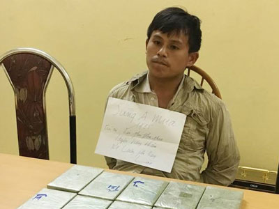 Người đàn ông Lào mang 10 bánh heroin đến cổng nhà máy xi măng