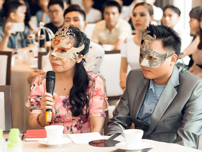 Nữ đại gia đeo mặt nạ chi gần 19 tỷ mua siêu sim của Ngọc Trinh