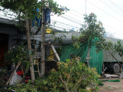 Xe container tông sập nhà dân, nạn nhân kẹt dưới gầm xe 3 tiếng?