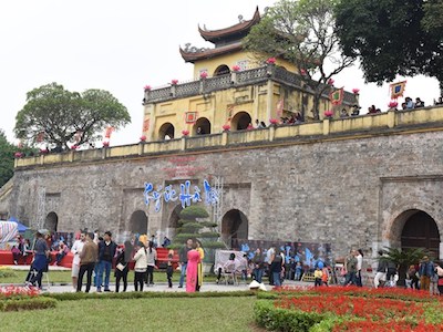 Xôn xao việc Đoan Môn Hoàng Thành Thăng Long quét màu vàng rực