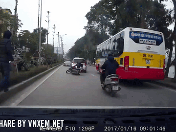 Clip: Người phụ nữ bám sát sườn xe, thoát chết sau khi trượt theo xe buýt đang chạy