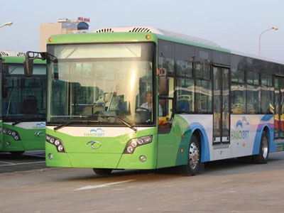 Hà Nội dựng dải phân cách phục vụ buýt nhanh