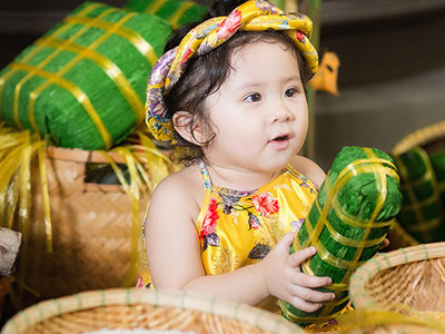 Mẫu nhí Mimi mặc áo gấm cực đáng yêu đón Tết