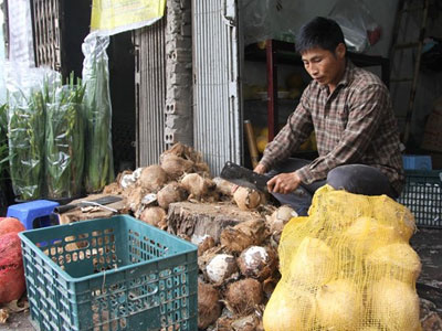 Đẽo dừa mỏi tay không đủ cho khách làm mứt Tết