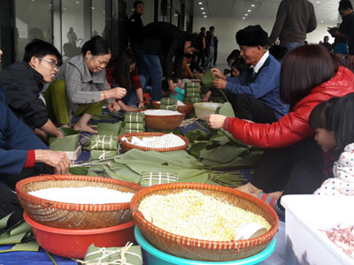 Hà Nội: Cư dân thức thâu đêm luộc bánh chưng, tổ chức tiệc tất niên ngay hành lang, sảnh chung cư