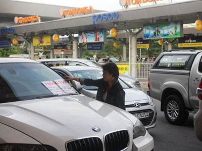 Khóa bánh xe sang BMW "chây ì" trong sân bay Tân Sơn Nhất