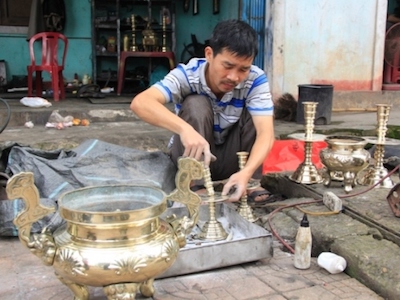Nghề đánh bóng lư đồng lên ngôi ngày tết