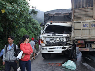 Tai nạn liên hoàn trên đèo Bảo Lộc: Xe rơi xuống vực, xe đâm vách núi