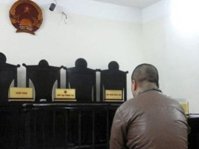 Người đàn ông suýt thiêu chết vợ con của bạn thân vì câu góp ý
