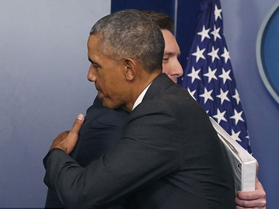 Nhân viên Nhà Trắng ôm Obama lần cuối từ biệt