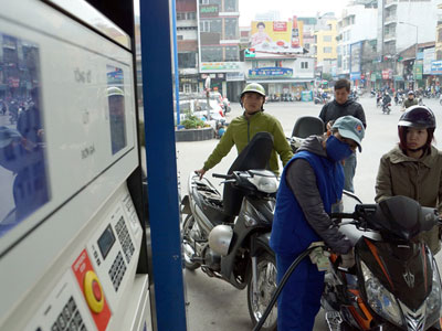 Tăng thuế môi trường xăng dầu lên 8.000 đồng/lít chỉ lợi cho "quản lý"