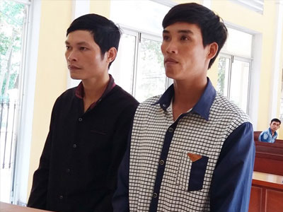 Thiếu nữ trao thân cho hai chàng trai sau tiệc rượu