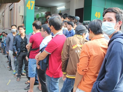 Xếp hàng 2 tiếng đồng hồ dưới trời nắng chờ đổi tiền lẻ ở Sài Gòn