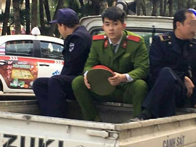 Dân mạng tìm kiếm chàng công an điển trai bị chụp lén