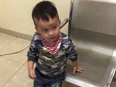 Hà Nội: Bé trai 3 tuổi bị lạc khi đi chơi cùng bố