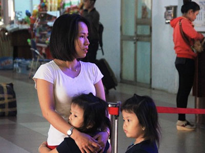 Kẹt xe, hành khách bật khóc giữa ga Sài Gòn vì trễ tàu về Tết