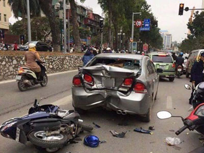 Nam thanh niên nhập viện sau cú đâm biến dạng đuôi ôtô