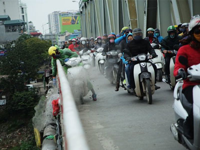 Rải tro bụi mù cầu Chương Dương ngày ông Công ông Táo