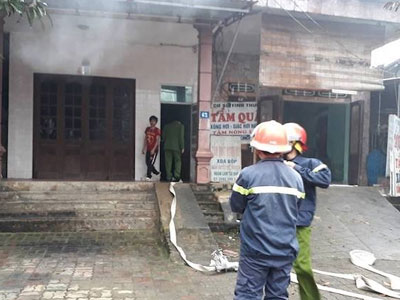 Thắp hương cúng ông Táo, nhà 2 tầng bốc cháy