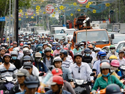 Trung tâm Sài Gòn đang kẹt cứng, dân chạy xe lên phố đi bộ