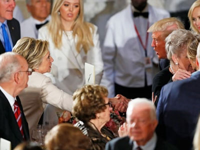 Cú bắt tay gượng gạo giữa Trump và Clinton tại tiệc trưa nhậm chức