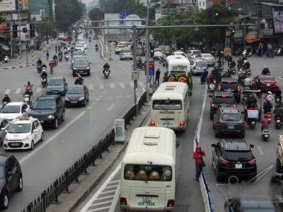 Mặc dải phân cách, xe máy, ô tô vẫn đi vào đường buýt nhanh