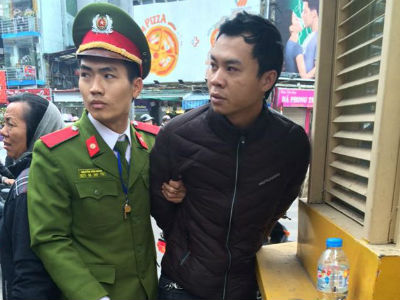 Thanh niên vi phạm giao thông đấm vào mặt cảnh sát