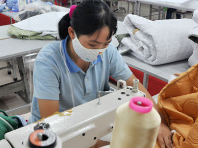 Công nhân ngành may không còn phải lĩnh thưởng Tết bằng "quần đùi, áo may ô"