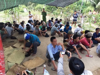 Thua độ đá gà, rủ đồng bọn truy sát đối thủ