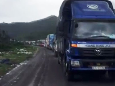 Ùn tắc 20 km vì xe khách hỏng trên đèo Cả
