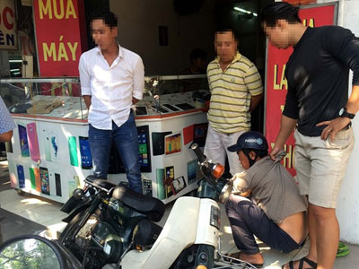 Bắt nghi phạm chuyên trộm nắp xăng xe máy ở Sài Gòn