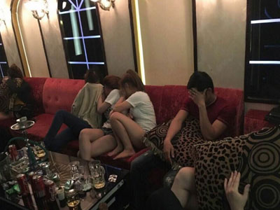 Bốn thiếu nữ 16 tuổi bay lắc trong quán karaoke