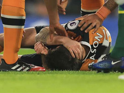 Cầu thủ Hull nứt sọ sau cú va chạm với Gary Cahill