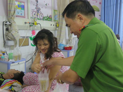 Công an phường nấu cháo cho bệnh nhân nghèo ngày giáp Tết