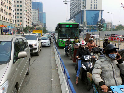“Ngó lơ” dải phân cách cứng, ô tô cùng xe máy “ken kín” đường buýt nhanh