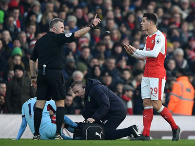 Nhận thẻ đỏ, Granit Xhaka bị treo giò 4 trận