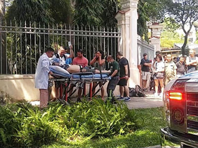 Ông Tây ngất xỉu trên vỉa hè ở trung tâm Sài Gòn