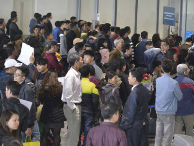 Sân bay Nội Bài chật kín chỗ vì người nhà chờ đón họ hàng về ăn quê Tết
