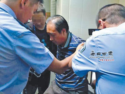 Sát nhân hàng loạt chỉ tấn công nạn nhân mặc váy đỏ