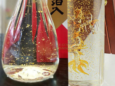 Tiệc Tết nhà đại gia Việt: Ăn bánh phủ vàng, uống rượu vảy vàng