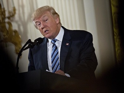 Trump khởi đầu rối loạn, các trợ lý lo lắng