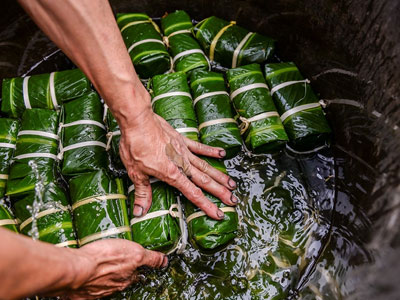 Bánh chưng, giò chả làm không kịp bán ngày cận Tết