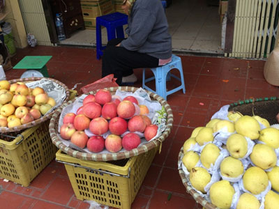 Kinh doanh hoa quả Trung Quốc "èo uột" dịp Tết