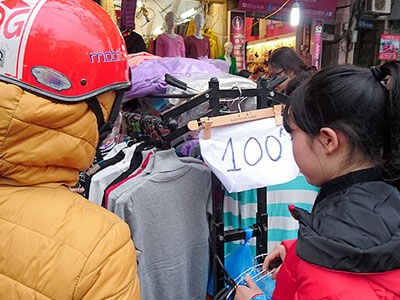 Quần áo "đại hạ giá" dưới 100.000 hút khách phố cổ Hà Nội