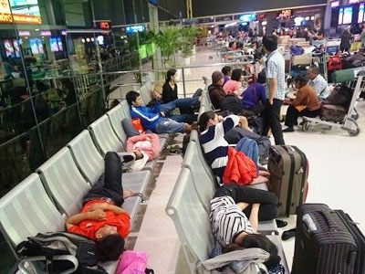 Vật vờ chờ chuyến bay lúc 2h sáng ở Tân Sơn Nhất ngày 27 Tết