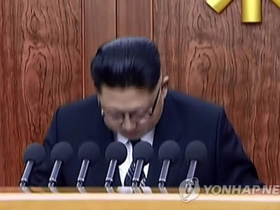 Vì sao ông Kim Jong Un liên tục gập người cúi đầu trước người dân?