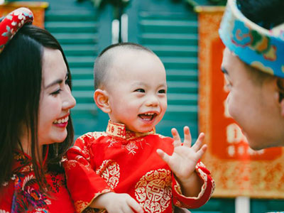 Vợ chồng Triệu Hoàng - Miss Teen Huyền Trang đưa con về Việt Nam