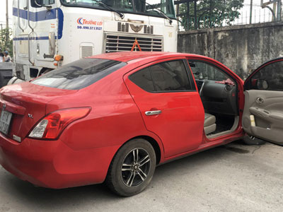 Xế hộp Nissan bị xe container đẩy lùi hàng chục mét, anh trai đạp cửa cứu 2 em