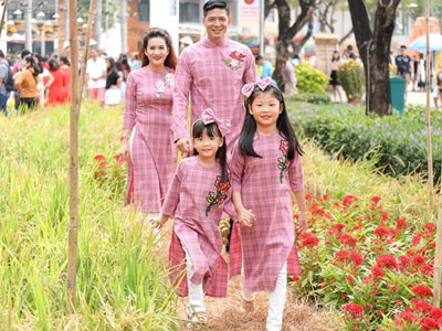 Bình Minh cùng vợ con diện áo dài dạo đường hoa