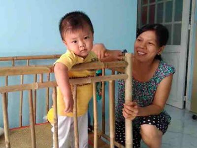 Cậu bé bị dao đâm xuyên sọ lúc 11 ngày tuổi đã đi được để chơi Tết